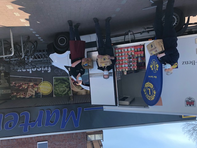 Das Foto zeigt (v.l.n.r) Sonja Lorberg (Präsidentin Lions Club Bargteheide), Holger Pruß (Tafel Ahrensburg) und C.U.Hansen (EDEKA Martens, Ammersbek).